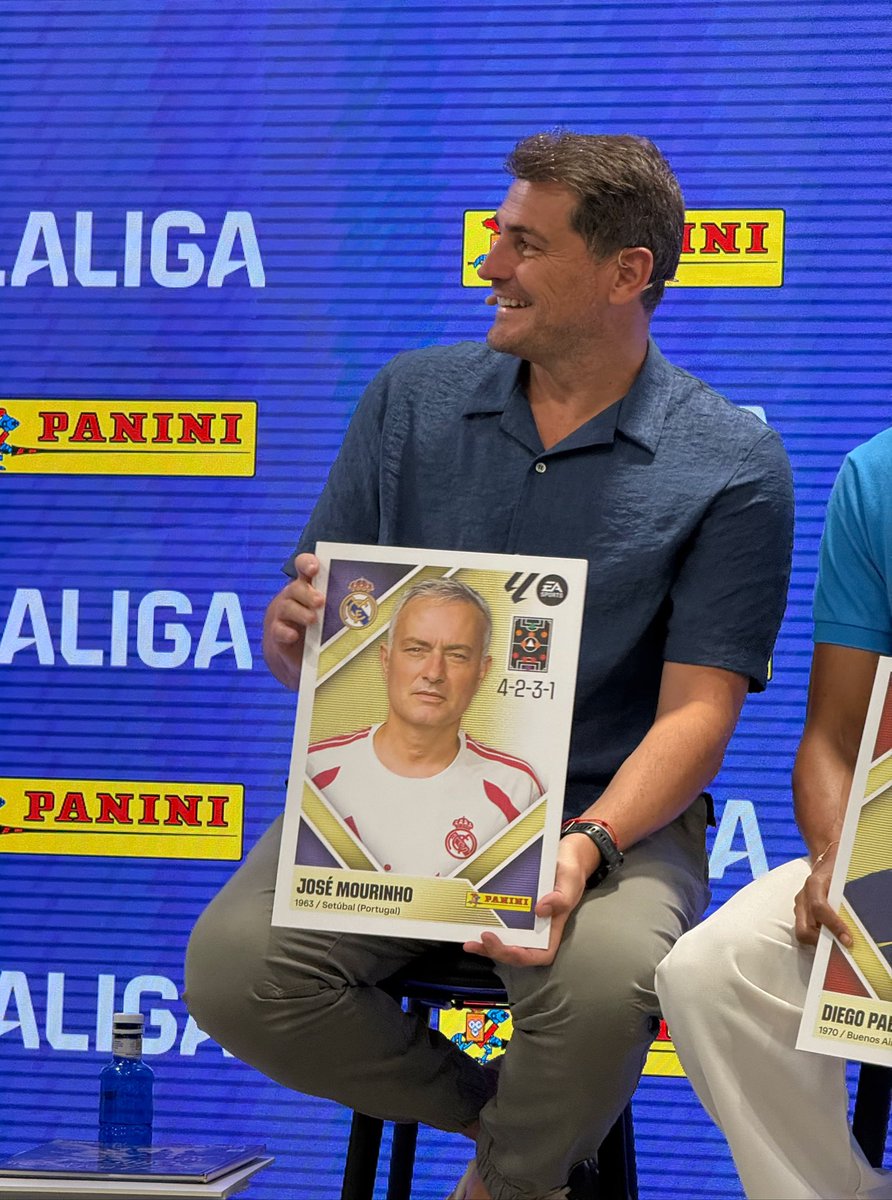 mundodeportivo's tweet photo. 🤭 Casillas con el cromo de Mourinho

📸 @AndreSanchez_F https://t.co/CG9bjPoSep