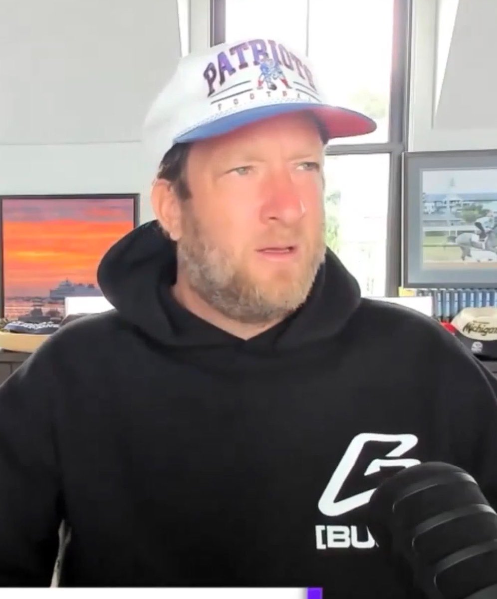 VivaLaStool's tweet photo. Bossman wearing a Bush hoodie!
#Uncompromised #Unshaven https://t.co/K68X3w9VmT