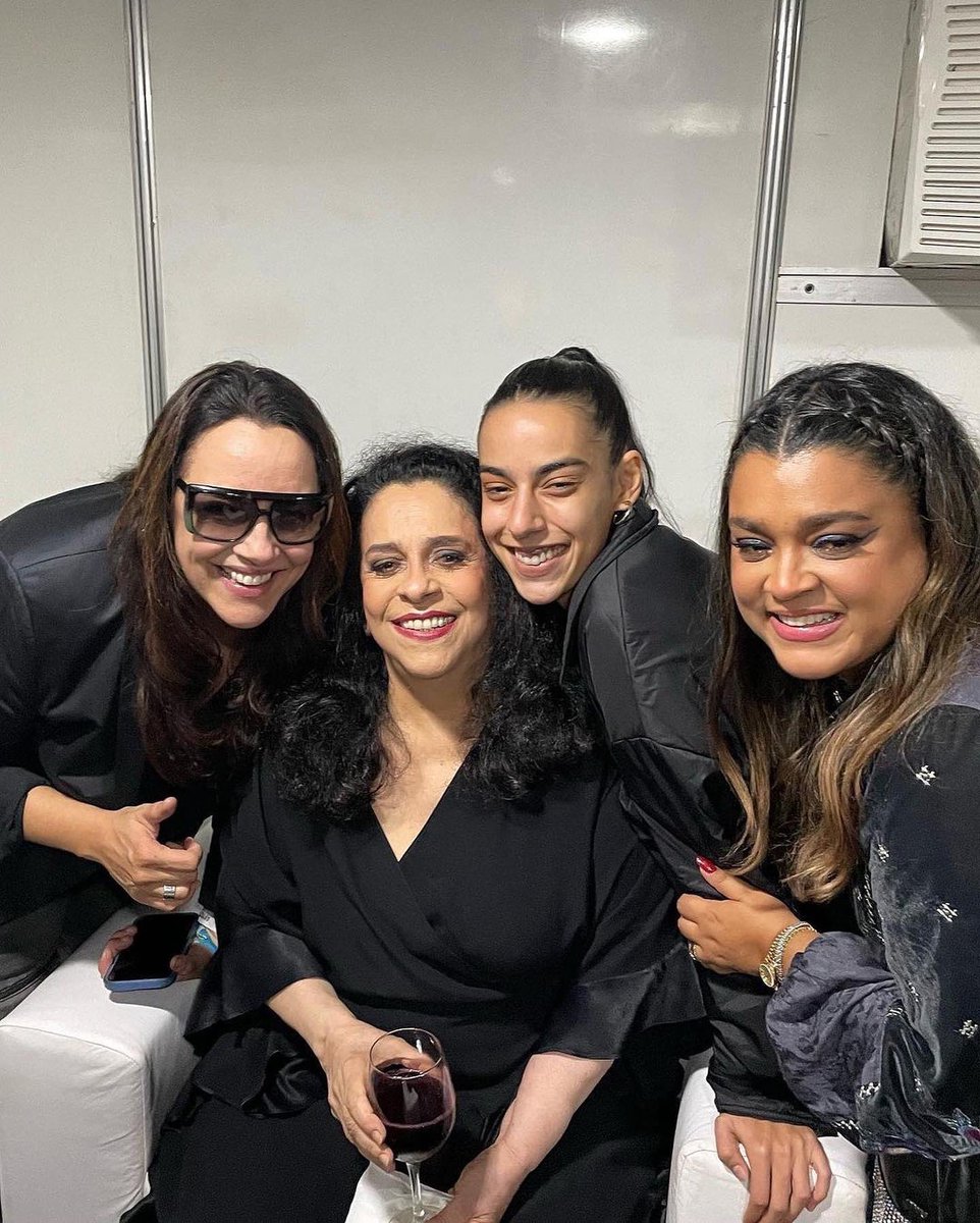 GalCosta's tweet photo. Em 2007, Gal Costa emprestou sua voz para “Ruas de Outono”, composição de Antonio Villeroy e @sigaanacarolina (a aniversariante do dia). A canção fez parte da trilha sonora nacional da novela Paraíso Tropical da @tvglobo, mas não está disponível nas plataformas de áudio. 

Esse encontro traduz uma das marcas mais generosas de Gal: manter os ouvidos sempre atentos à nova geração da MPB, fazendo questão de prestigiar e dar voz aos novos compositores.

A emoção de ter sua obra eternizada por Gal marcou Ana, como ela mesma definiu em uma entrevista: “Gal sempre quis prestigiar os novos compositores, prestava muita atenção na nova geração. Ela teve uma carreira primorosa, uma referência para todos nós, sobretudo os que estão vindo. Que todos possam aprender muito com ela.”