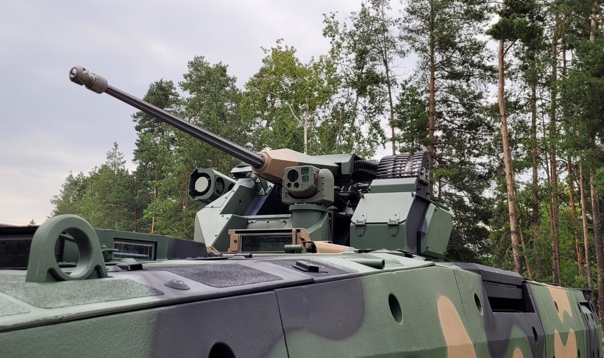 RyszardJonski's tweet photo. A lighter variant of the BORSUK IFV featuring the ZSMU 30/40 remote-controlled weapon station.
Unveiled at MSPO 2026, this Borsuk IFV variant-equipped with the ZSMU 30/40 turret (weighing under 1,500 kg)-can be up to two tonnes lighter than the version with the ZSSW-30 turret and is certainly somewhat less expensive.
Furthermore, last year the ZSMU 30/40 system was demonstrated alongside the HAWK C-UAS radar from Hertz New Technologies.
It is therefore possible that this version of the Borsuk IFV is intended for the anti-drone protection of units on the move.
This theory is reinforced by the fact that the ZSMU-30/40 offers a slightly higher elevation angle compared to the ZSSW-30.
Great photos, and—most importantly—the article is not behind a paywall: Rafał Lesiecki / PTWP
https://t.co/AHgwNpNYUl