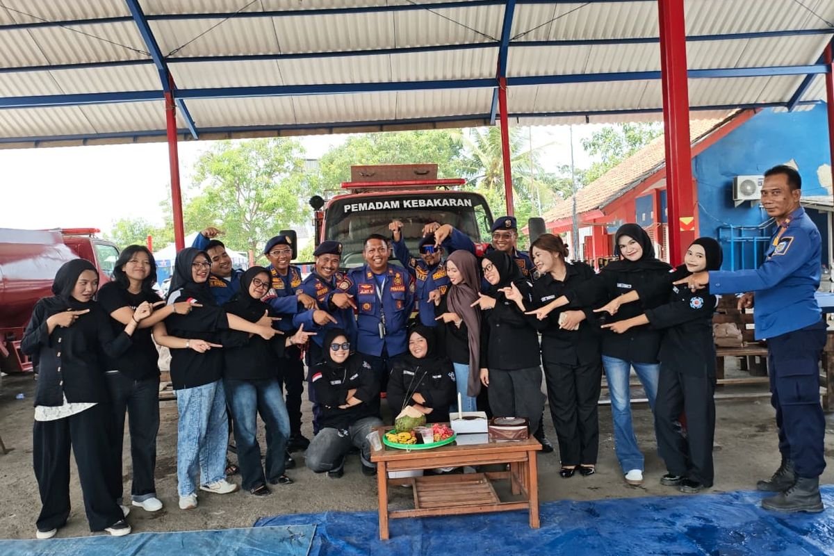 LambeSahamjja's tweet photo. damkar memang bisa selalu diandalkan:
- ada mahasiswa universitas wiralodra namanya bunga, 
- kirim pesan ke medsos damkar indramayu
- dia minta izin merayakan ulang tahun dua temannya di pos damkar
- pesannya kira-kira "saya bunga, pak, boleh enggak ya minta tolong buat ngerayain ulang tahun teman saya di pos damkar?"
- jajat jawab boleh saja
- tidak lama kemudian 11 mahasiswa datang ke mako damkar di jalan gatot subroto
- mereka bawa kue, nasi tumpeng, kelapa muda, bunga, dan aneka minuman
- perayaannya bareng anggota piket yang tetap siaga
- ada permintaan khusus
- mereka ingin merasakan disemprot air dari selang pemadam, dan itu dipenuhi