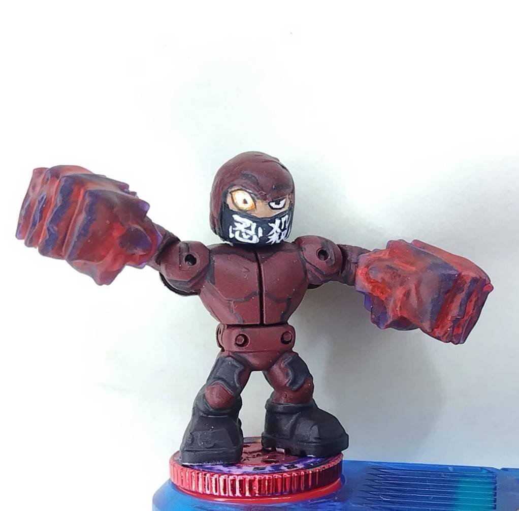 hell_z_syouji's tweet photo. AKE道さんの企画、カスタムAKEDOグランプリに臨むべく作った作品。「ニンジャスレイヤー」 俺の初AKEDOがヌンチャク持った赤いニンジャで「忍殺ぽい…」と思ってたので。と言いつつ素体はパンチャーのグリッチブレードに忍者頭。ナラクと共生した覚醒モードの時。ナラク目の眉毛あたりは少しパテで成形 https://t.co/N8Pfcy4kZQ