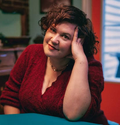 HeatedRivalryBR's tweet photo. Rachel Reid quer escrever um livro sobre Rose!

A autora esteve no Vibe Check Podcast e revelou que quer escrever livros femininos eventualmente, e que adoraria escrever sobre Rose:

"Eu quero muito escrever um livro sobre mulheres, e eu vou. Eu quis escrever um livro dela [Rose], mas eu não tinha certeza. Acho que romances de atores são bem comuns, mas hóquei também, então... Mas acho que farei, sim!"