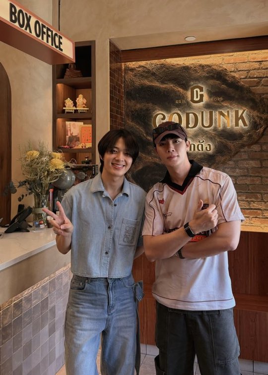 pinkspinelznn94's tweet photo. ร้านอาหารไทยในเมกาที่ซีนุนิวไปกินด้วยกันมาลงรูปพวกฮีด้วย แต่ใด ๆ ขอเขินการแต่งตัวพวกฮีได้มั้ย🫠💖 เคะเมะตะโ๊ก๊นนนมาก!! คนนึงเสื้อครอปกางเกงยีนติดโบว์น่ารัก🎀 อีกคนคือพ่อหนุ่มแฟนชั่นบอยลุย ๆ พร้อมเทคแคร์เธอ 🧢🤟🏻 กร้ากกกก แล้วไซส์ดิฟก็ชวนเขินมากอ่ะ ถูกต้องสุด ดูแขนเคะกล้ามเมะดิ๊ 💪🏻 ฟินอ่ะะะ ซีนุนิวไปเที่ยวพักผ่อนด้วยกันบ่อย ๆ น้า อยากให้อยู่เมกาสักเดือน🗽 (ล้อเล่งคิดถึงแย่เบย)

#ZeeNuNew