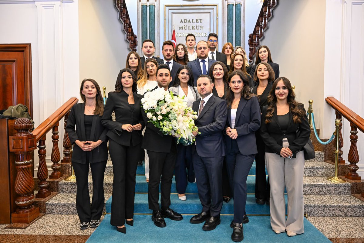 abakingurlek's tweet photo. İstanbul Cumhuriyet Başsavcılığı görevimiz döneminde adliyedeki gündemi takip eden, mesleklerine verdikleri emek ve sorumlulukla tanıdığımız adliye muhabirlerimizi Bakanlığımızda ağırlamaktan büyük memnuniyet duydum.

Uzun yıllardır yargı gündeminin en sıcak anlarında sahada olan, kamuoyunun doğru ve güvenilir bilgiye ulaşması için büyük bir özveriyle çalışan basın mensuplarımızla gündeme ilişkin değerlendirmelerde bulunduk.

Terörsüz Türkiye sürecinden yasa dışı bahis ve sanal kumarla mücadeleye, suç örgütlerine karşı yürütülen çalışmalardan adalet hizmetlerinin daha hızlı ve etkin sunulmasına kadar birçok başlıkta çalışmalarımızı ve önümüzdeki döneme ilişkin hedeflerimizi paylaştık.

Adliye koridorlarında, duruşma salonlarının önünde, gece gündüz demeden haberin peşinde koşan; yargı süreçlerinin kamuoyuna doğru, sağlıklı ve güvenilir biçimde aktarılmasına katkı sunan adliye muhabirlerimizin emeğini kıymetli buluyoruz.

Geçmişten bugüne süren güzel iletişimimizi Bakanlığımızda da devam ettirmekten duyduğum memnuniyetle, değerli basın mensuplarımıza nazik ziyaretleri için teşekkür ediyor, çalışmalarında başarılar diliyorum.