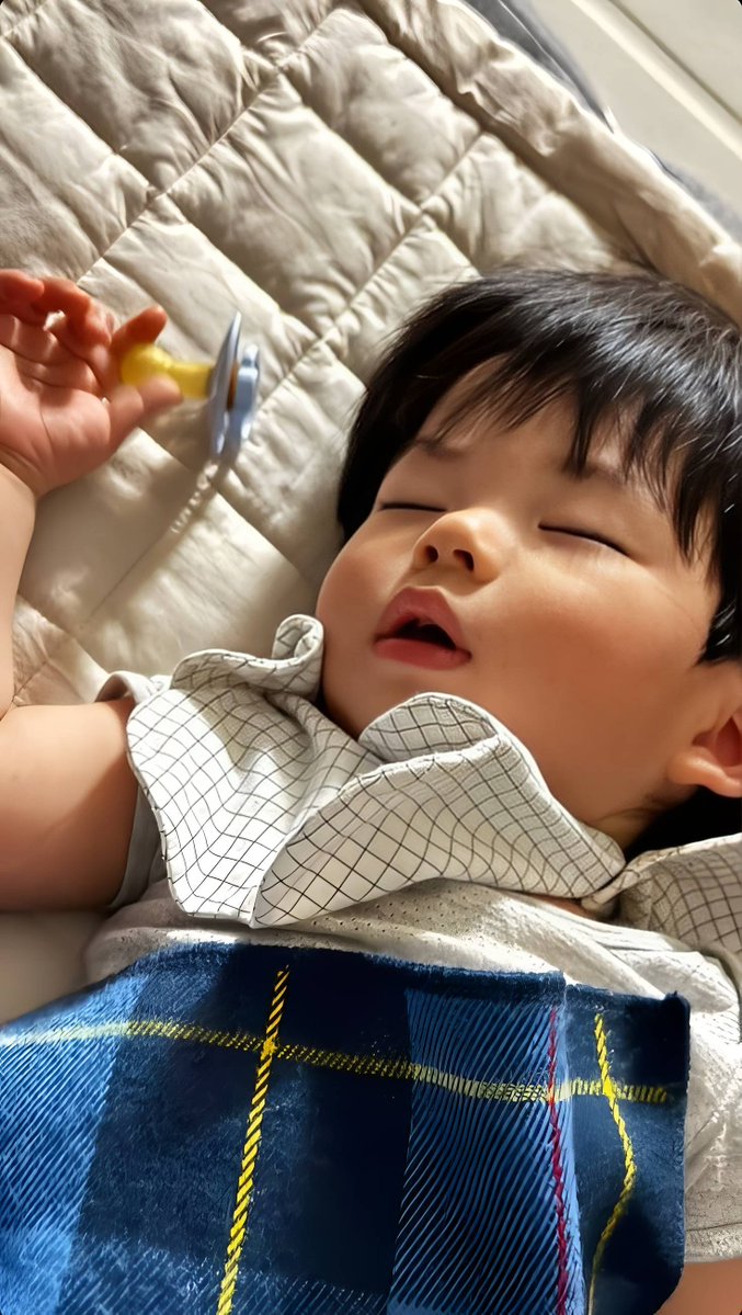ddevotuoss's tweet photo. Só dorme, como pode isso https://t.co/YcAMrqWGPe