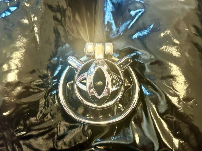 clara78313's tweet photo. I ❤️ shiny things https://t.co/0YD3ROMAJi