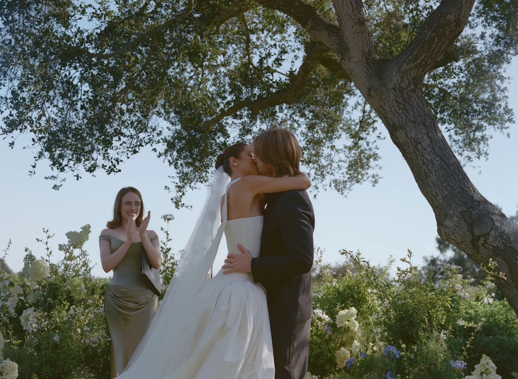 BillieSpotify_'s tweet photo. Claudia Sulewski reveals Billie Eilish was the first person she told about her wedding plans with Finneas.

Finneas wanted Billie to be his maid of honor, while Claudia wanted her as a bridesmaid, and she ultimately ended up officiating their ceremony. 🥺 https://t.co/js1fs0Gw9m