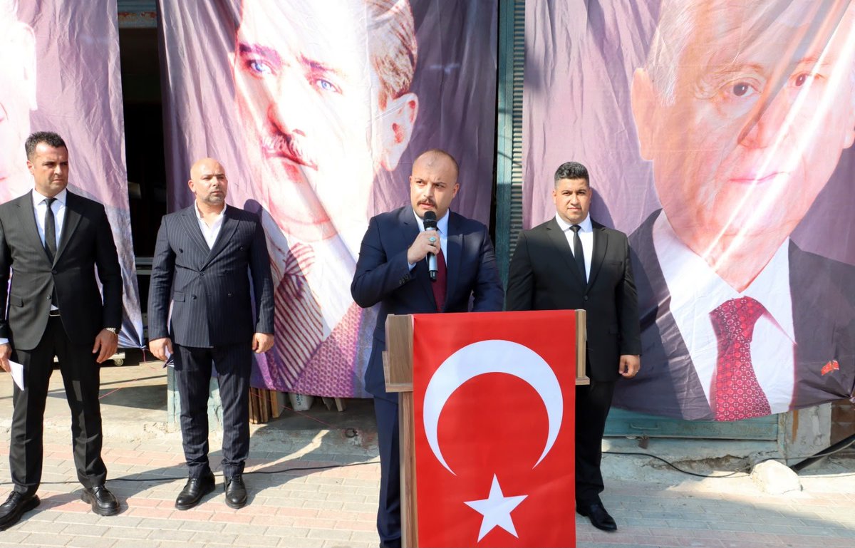 hatayocak31's tweet photo. On bir yıllık hasret sona erdi. Altınözü İlçemiz yeniden Ülkü Ocaklarına kavuşmuştur.

Altınözü Belediye Başkanı Rifat Sarı,MHP Altınözü İlçe Başkanı Adem Türk ve hemşehrilerimizin katılımlarıyla Ülkü Ocakları Altınözü İlçe Başkanlığımızın hizmet binasının açılışını gerçekleştirdik.

Ülkü Ocakları Altınözü İlçe Başkanlığı’na Yunus Emre Kılıç atanmıştır. Camiamıza ve Hatay’ımıza hayırlı olsun.

Bu süreçte emeği geçen bütün dava arkadaşlarıma ve geçmiş dönemlerde Ülkü Ocakları Altınözü İlçe Başkanlığı görevini üstlenmiş ülküdaşlarıma teşekkür ederim.