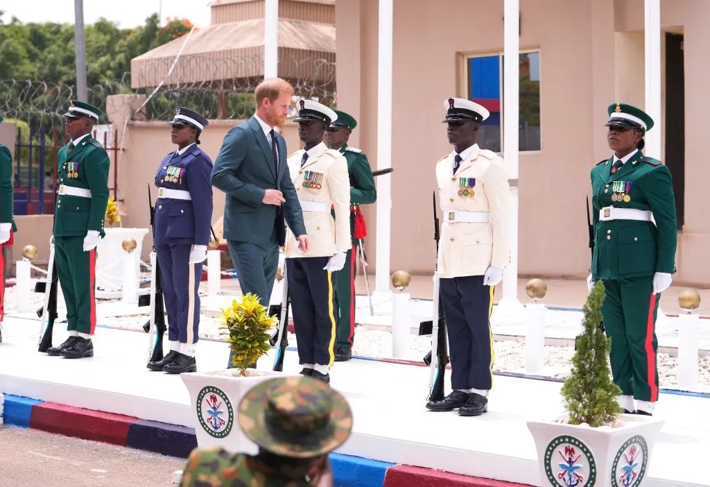 SurphSide's tweet photo. @according2_taz Bc he kept cosplaying his military royal role (USA, Nigeria). https://t.co/DjGiMWy8fA