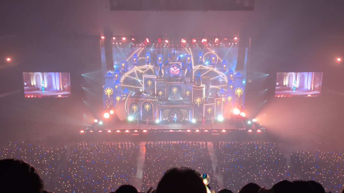 Airshi's tweet photo. 本日星街すいせいさんのライブに観に行きました！

LEVEL 7の席ですがど真ん中なので、視野良好です
本当に素晴らしかったライブでした

写真は撮影可能のときに撮ったものです
#きらめくほしまち https://t.co/klRdrKax6o