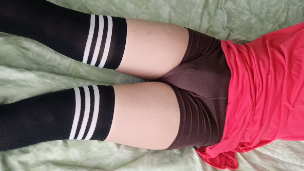 Marsor7dc's tweet photo. Repost :3 #Gay #Femboy #Femboi #alt #thighs #thighhighs https://t.co/pmcOblO2Fb