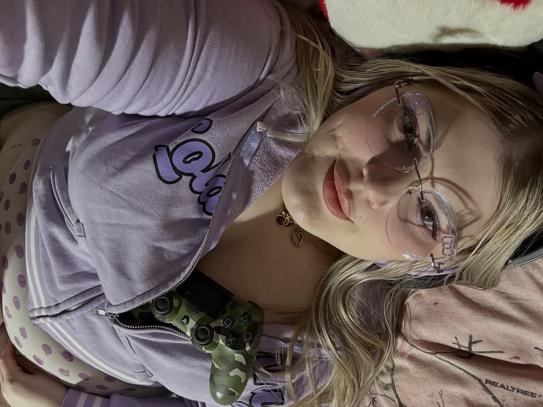 randomgirll90's tweet photo. Happy Wednesday 💜 Who’s making it through the week with me? 👀🎮 I need more mutuals, come say hi! 🫶🏽 #UnitedState https://t.co/BOcNt93LVR