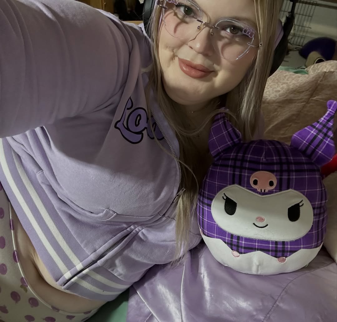 randomgirll90's tweet photo. Happy Wednesday 💜 Who’s making it through the week with me? 👀🎮 I need more mutuals, come say hi! 🫶🏽 #UnitedState https://t.co/BOcNt93LVR