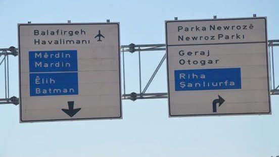 senolkarabacak2's tweet photo. @Kusu_Ebabila__ Diyarbakır’da tabelalara bilinmeyen bir dilde yazılar eklenmeye başladı.
2. İhanet Sürecine destek veren tüm partiler, Evet oyu veren tüm milletvekilleri bu ihanete ortaktır! https://t.co/nd1uNTK4Gl