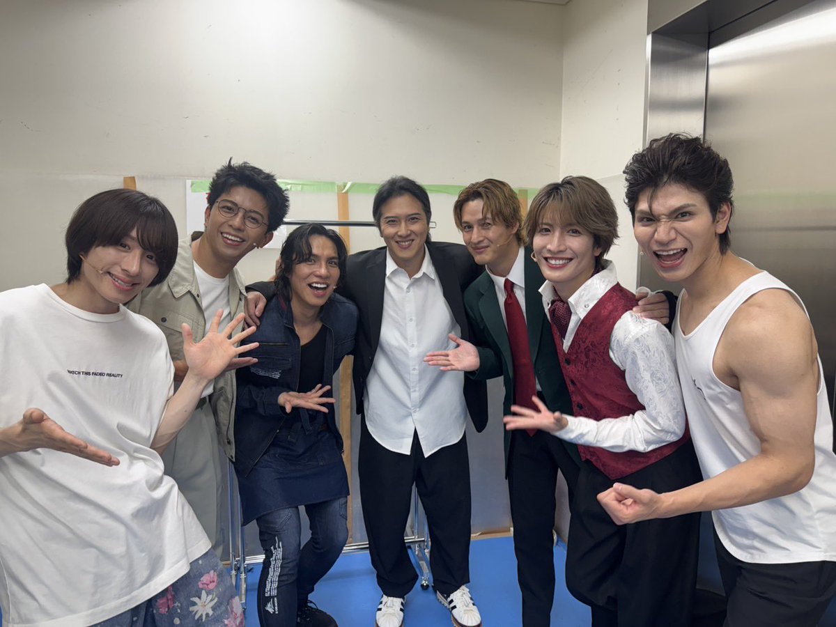 yuuki_matsuri's tweet photo. #舞台デカホシ 初日を無事に終えました！

MATSURIのホシ編はドタバタコメディでミュージカル的な楽しさもあり、すんごい高い熱量でやっています🔥

実は昨日で大きく変わったこともあったし、本番後もさらに良くするため時間ギリギリまで松也さんをはじめゲストのお三方と詰めておりました！
まだまだ千秋楽まで進化していきます！

同じ時系列で進む二つの物語は、合わせて観るとさらに面白くなりますので、ぜひ両方何度でもご観劇ください🥰

遠方で来られない方は、配信もありますのでチェックしてくださいね✨