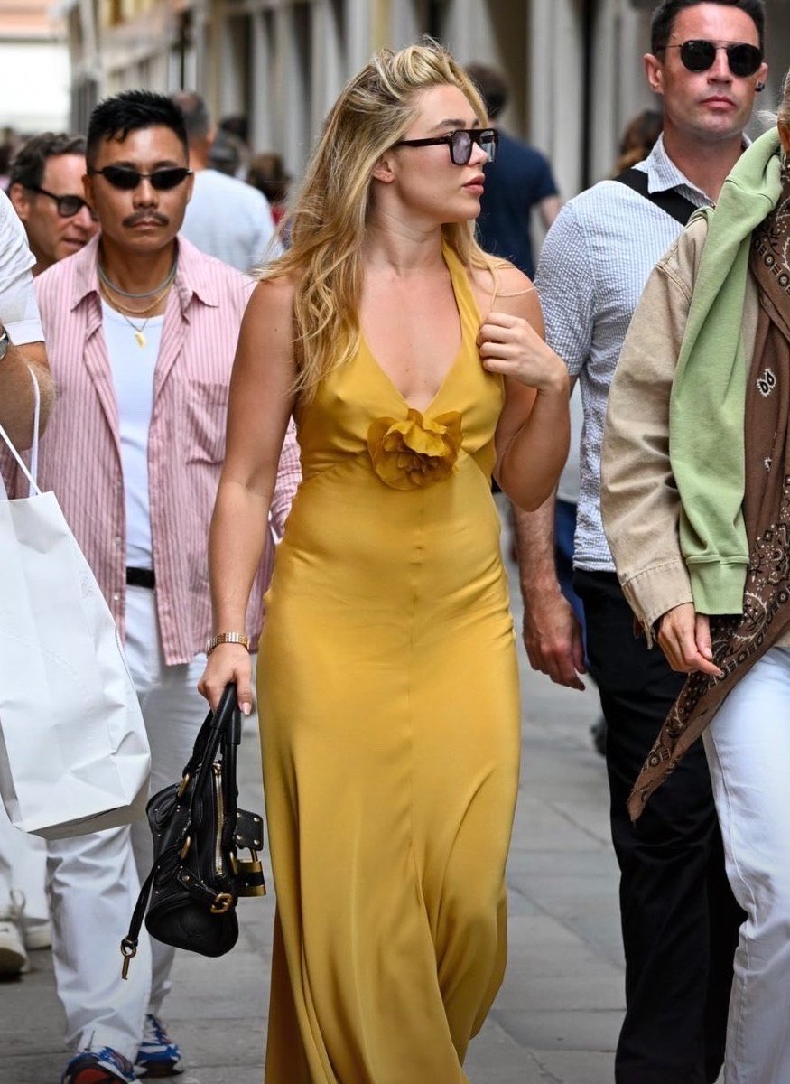 bestofpugh's tweet photo. florence pugh in venice https://t.co/AiUIQCj4SN