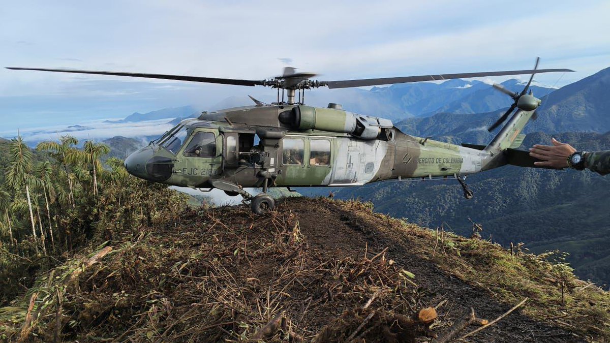 Ejercito_Davaa's tweet photo. Donde el terreno impone desafíos, los pilotos encuentran el camino para cumplir la misión

En lugares donde pocos pueden llegar, las tripulaciones de la Aviación del @COL_EJERCITO aterrizan con precisión, determinación y profesionalismo para llevar apoyo a quienes están en tierra.

Somos las alas en las botas de nuestros soldados, acercándolos a la misión y llevando el poder de la Aviación hasta los rincones más apartados de Colombia.

#PorNuestrosSoldados
@Ejercito_Div3