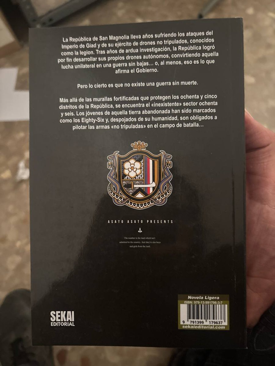 SekaiEditorial's tweet photo. Lo sabemos, tenéis muchas ganas de 86… así que, ¿qué tal si os dejamos unas fotitos para daros un poquito de envidia? 😁📚

Os recordamos que el primer volumen pasa a ser novedad el próximo 18 de septiembre.👀✨ https://t.co/MvKUbqvooT