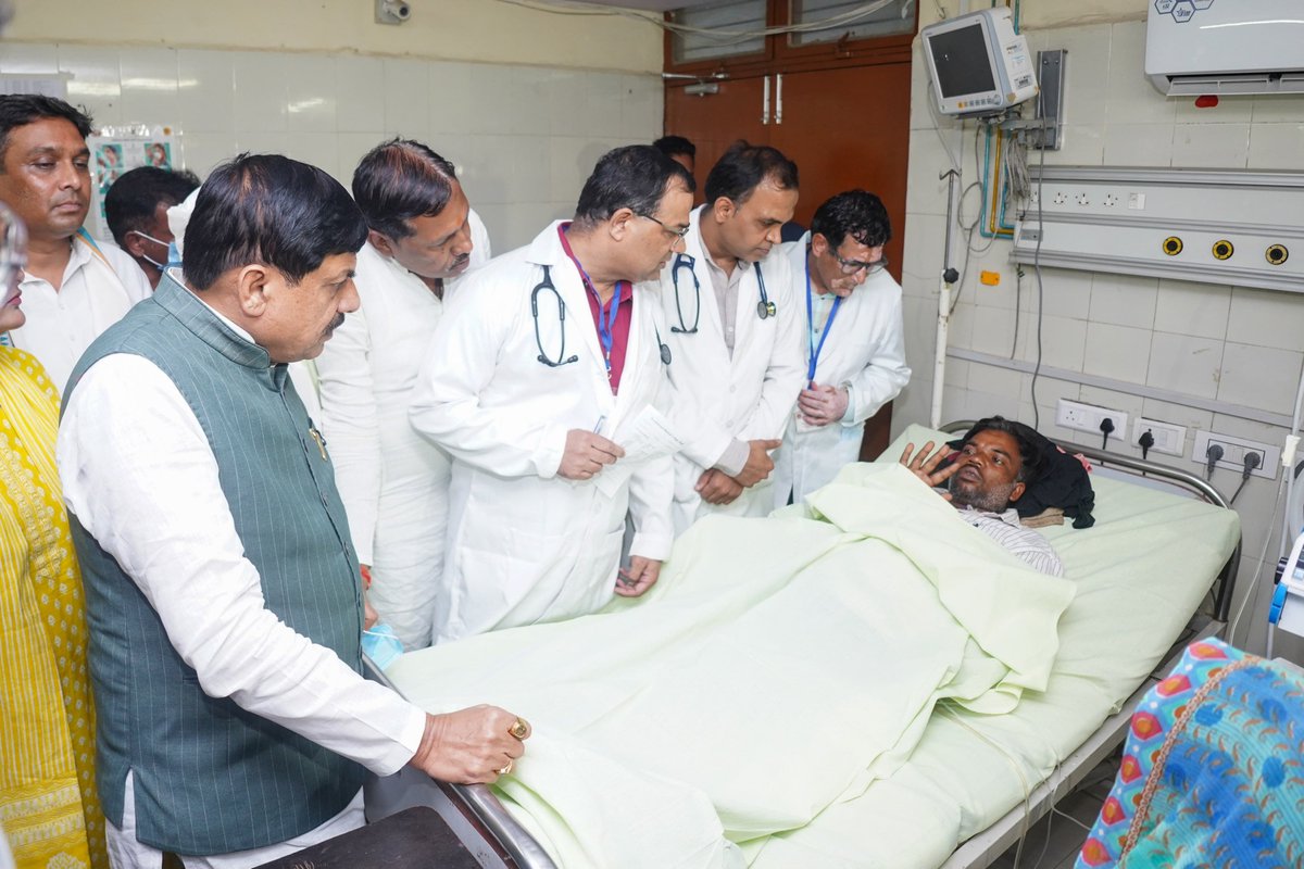 DrMohanYadav51's tweet photo. दुबई प्रवास के बाद आज सभी कार्यक्रम स्थगित कर सागर जिले का दौरा किया। 

शराब के सेवन से हुई घटना के पीड़ित मरीजों से अस्पताल में मिलकर उनका कुशलक्षेम जाना। चिकित्सकों को उनके बेहतर उपचार के निर्देश दिए।

ऐसे मामलों में कठोरतम सजा का कानून भाजपा की सरकार ने ही बनाया है। सागर जिला प्रशासन के अधिकारियों के साथ बैठक कर दोषियों के विरुद्ध सख्त से सख्त कार्रवाई करने के लिए उन्हें फ्री हैंड दिया है। उन्हें निर्देश दिए कि सीमावर्ती राज्यों के साथ मिलकर भी ऐसे मामले में कार्यवाही करें। 

पूरे प्रदेश में इस तरह की घटनाओं की पुनरावृत्ति न हो, इसके लिए भी अभियान चलाने के निर्देश दिए।
धार्मिक और सामाजिक संस्थाओं के साथ मिलकर सरकार नशा मुक्ति अभियान चलाएगी। 

नेता प्रतिपक्ष सहित कांग्रेस के अन्य नेताओं से भी अपील है कि ऐसे मामलों पर एकजुटता दिखाएं, इसके लिए सामाजिक स्तर पर भी प्रतिबद्धता आवश्यक है।