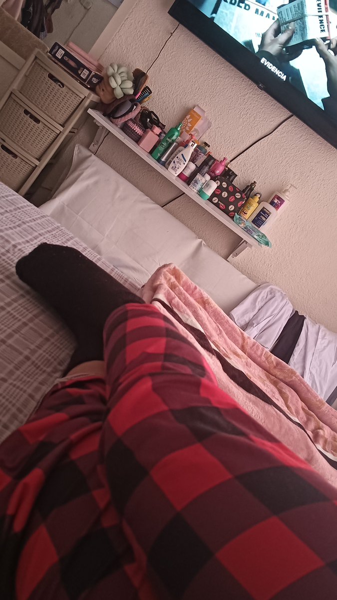 valj_y's tweet photo. @replvshs28 Yo ando parchadisima viendo una película en la casa de mi tia https://t.co/2jxlz3uFCP