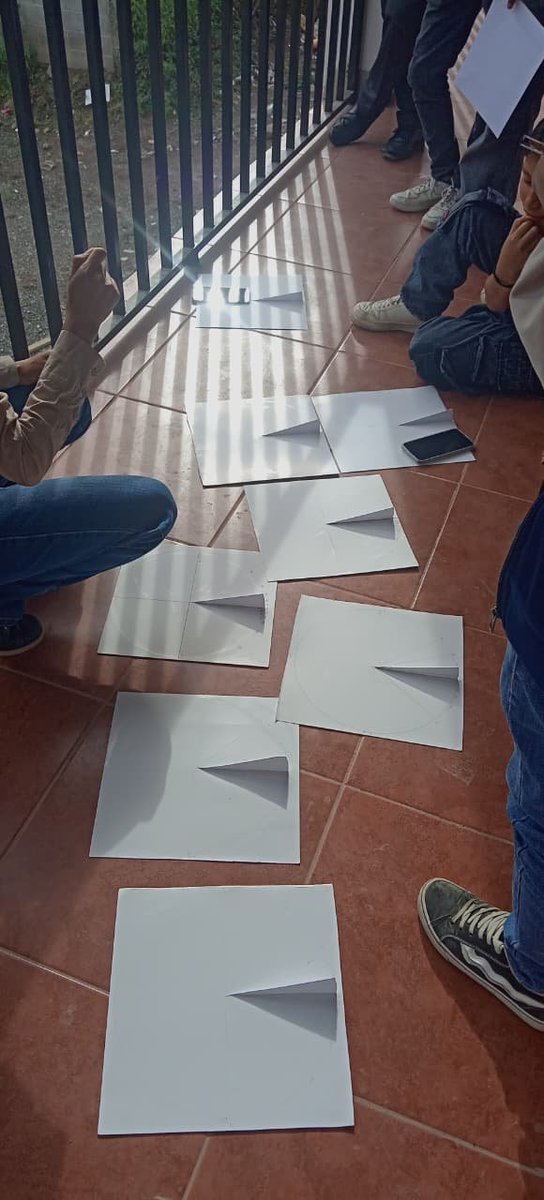 senacytgt's tweet photo. En un conversatorio de los Clubes de Ciencias un grupo de estudiantes de la Aldea Xecoxol, Tecpán, aprendió sobre la teoría detrás de la órbita elíptica de la Tierra y la diferencia entre la hora solar y la hora civil, guiados por su madrina científica, Miriam Verónica Canú.

Cada participante diseñó y construyó su propio reloj solar, calculando los ángulos necesarios mediante principios matemáticos para luego comprobar su funcionamiento en tiempo real frente al Sol.

@ViceGuatemala @KarinHerreraVP @OttonielMonter1