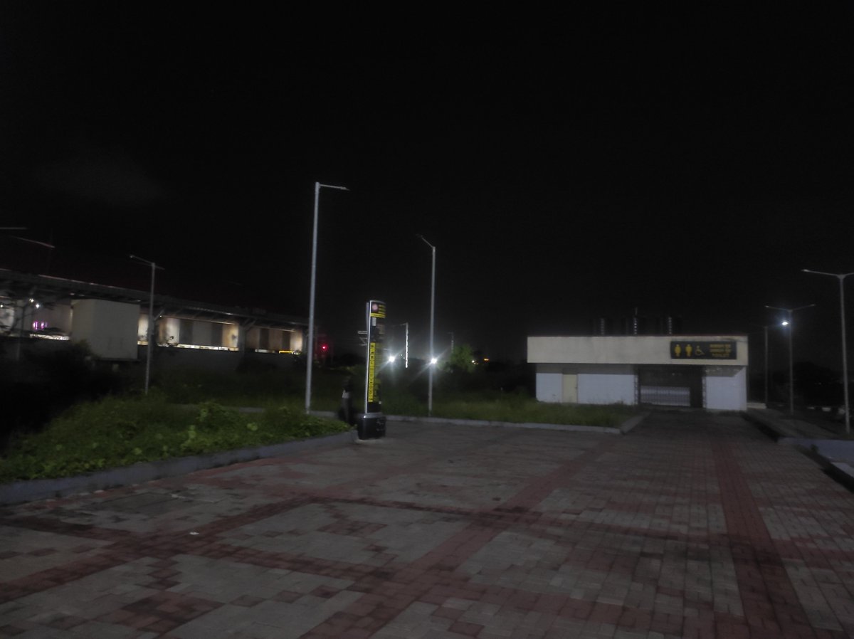 AkshayS54883017's tweet photo. Pole Light off on Uran railway stn since many days @drmmumbaicr @RailwaySeva @srdencomumbaicr @srdeetrscla https://t.co/Mh1HCp42pY