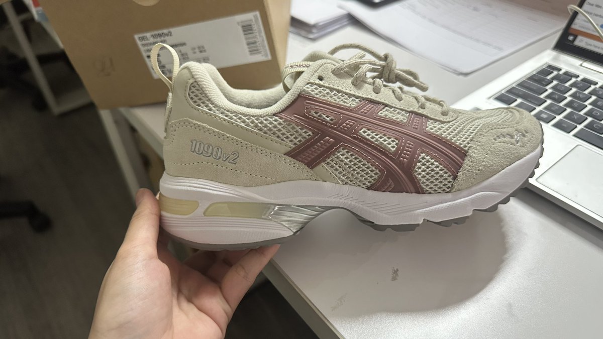 shabuuru's tweet photo. Dijual Asics Gel-1090v2 New ukuran 37,5, masih ada tag nya, 850 aja harga asli 1.799 https://t.co/BnhwrYp6mv
