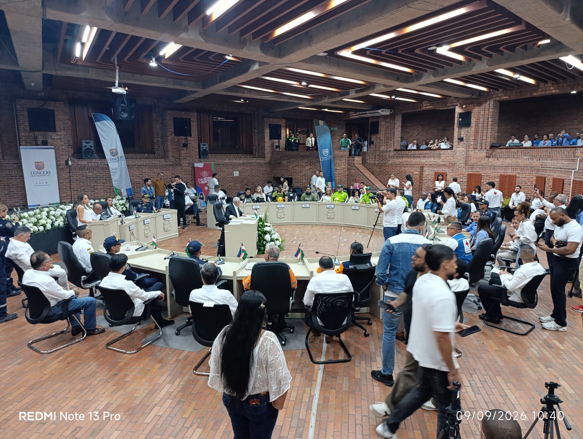 humanotv's tweet photo. En este momento el @concejodecali rinde un homenaje a esos seres @humanotv que vieron la necesidad de salvar #vidas antes que sentir miedo o salvar la propia. Gracias socorristas. #loquesomos https://t.co/o6v2niqZNP
