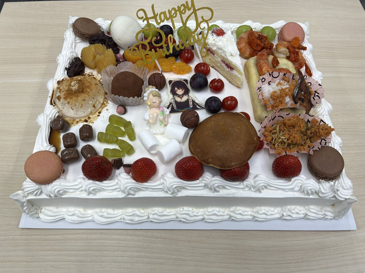 inui_toko's tweet photo. お誕生日、楽しかった〜！
ご褒美だらけの一日だったので、明日からまた頑張ります！！✊
今日は喜びを抱きしめて眠るよ…😴

お知らせなどもまたゆっくり振り返ります！
MVいっぱい観てね…🥰大好き

これはライバーの皆さんとスタッフさんにご協力いただいた今年のすんげえ誕生日ケーキです🎂 https://t.co/X0T3GzV478