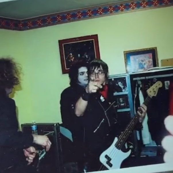 secondattempts's tweet photo. mikey do NOT turn around. a ghostly spirit has overtaken your brother https://t.co/nEIx9fCfIA