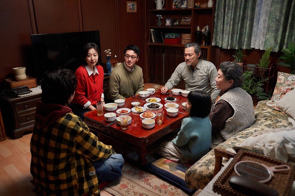opaliterature's tweet photo. 『아버지의 집밥』, 숏드가 Z세대의 전유물에서 점점 일일드라마 향유층을 포섭하고 있다는 보도자료에 쓰일 법한... 영화? 였다. 스크린의 ¼ 정도만 쓴다는 불합리는 계속 경고했으니 감수했다만, 숏폼 공식을 지켜야 하니 이준익 정진영 이정은 변요한 이름값으로도 돌돔매운탕이 되어버리는구나... https://t.co/KH0UhqBXhy