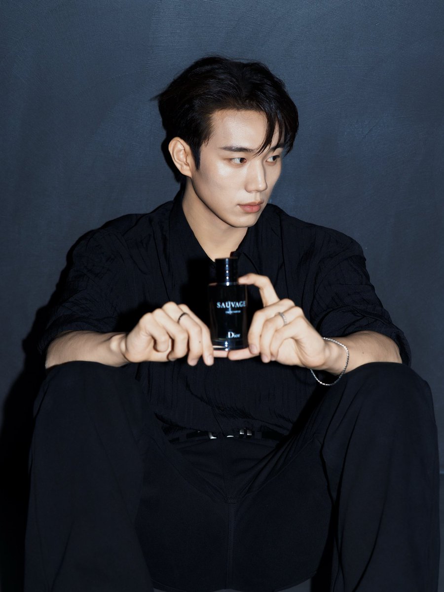 INTAKKl's tweet photo. The fragrance is Dior Sauvage. The distraction is me. https://t.co/9xWXgABR1g