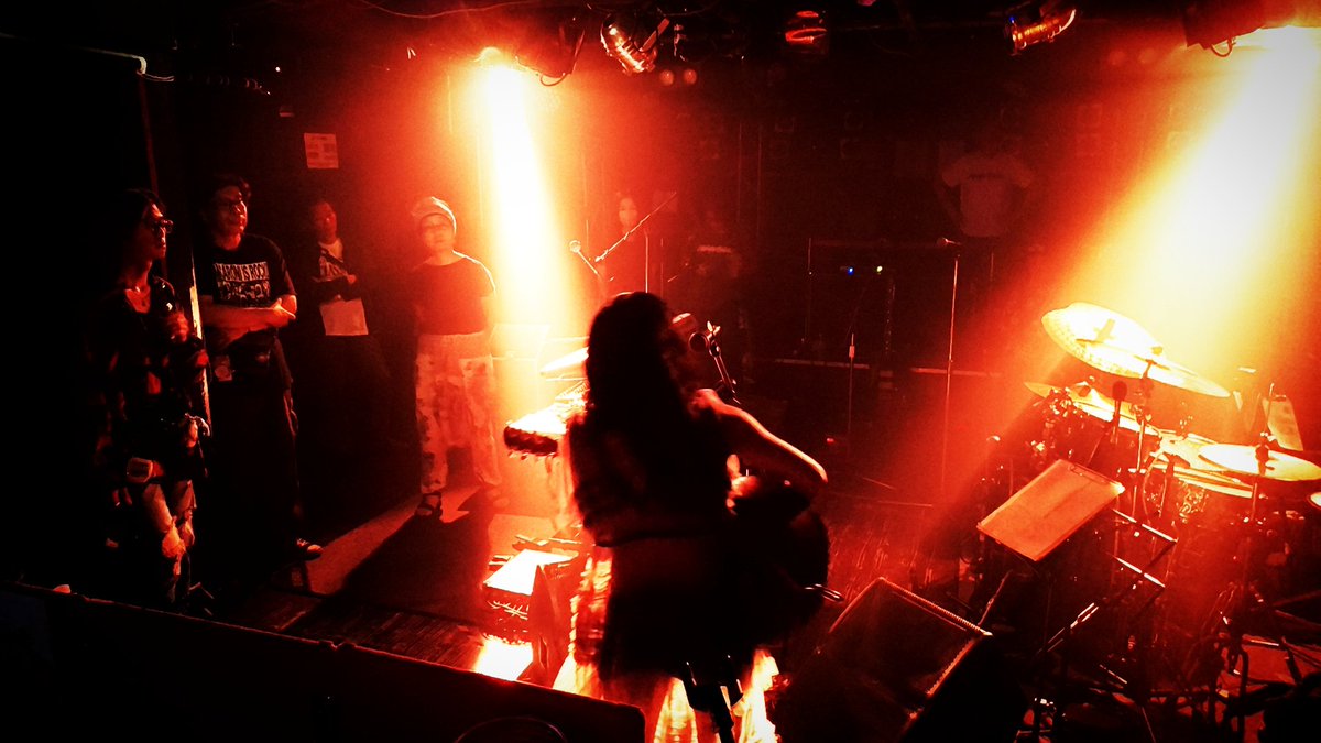 ALZiJPN's tweet photo. @ryougokusunrize フロア中央に向かって楽器がセットされるというユニークなステージ構成。
それを囲んで皆、好きな場所から楽しんでいました。
自分はいつも見上げていたステージや、背後から観覧と、貴重な体験ができました！ https://t.co/wIt58hvV4W