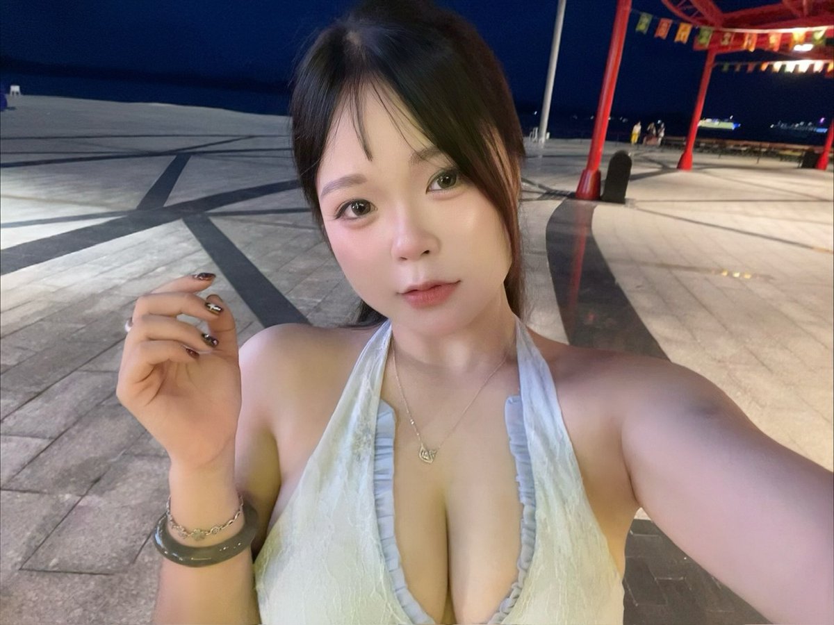 mlamsamandi's tweet photo. Tư Liệu dâm Hải Yến, vú to quá nên em nó phải hở ra cho dễ thở cốt là để đi gạ cặc khắp nơi, người ta mặc bikini ra biển là để tắm nắng còn em nó thì mặc để tắm tinh. https://t.co/5NISv8UCfm