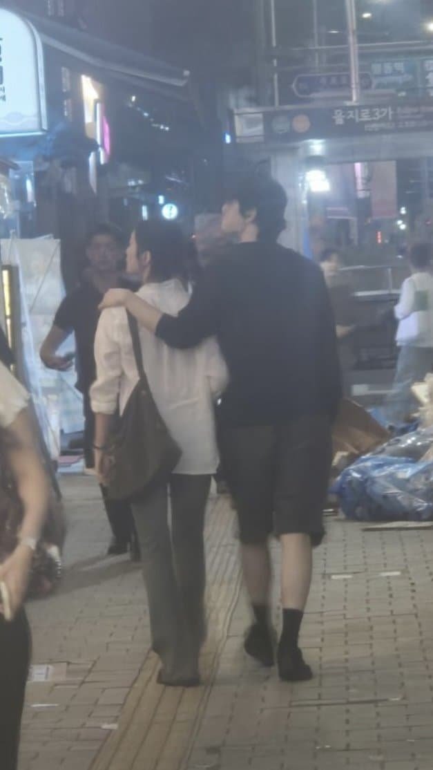 Rody_0417's tweet photo. Wooyeol who knows everything, I want to know his reaction to wooyu nation going crazy over the sighting 📸 😂😂😂

Also everyone was posting combined 📸 before but it feels different when it's real 🥰🥰🥰

#heartsignal5 https://t.co/0B2uqaAfMP