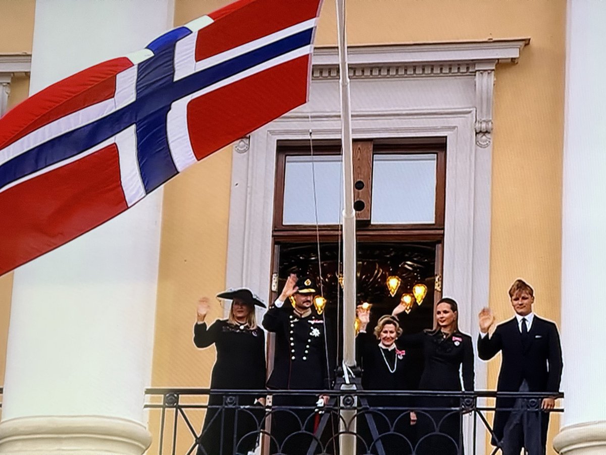 MarthaPersdaugh's tweet photo. Den nye Kongen og Dronningen betyr utrolig mye for meg. Jeg var gravid med min første og på vei til å bli alenemor da de giftet seg. En partileder på norsk høyreside hadde i mange år hatt et hardkjør mot alenemødre. Så jeg grua meg mye. Da Haakon sa JA ble det slutt på det❤️ https://t.co/MyDQTXMHlE