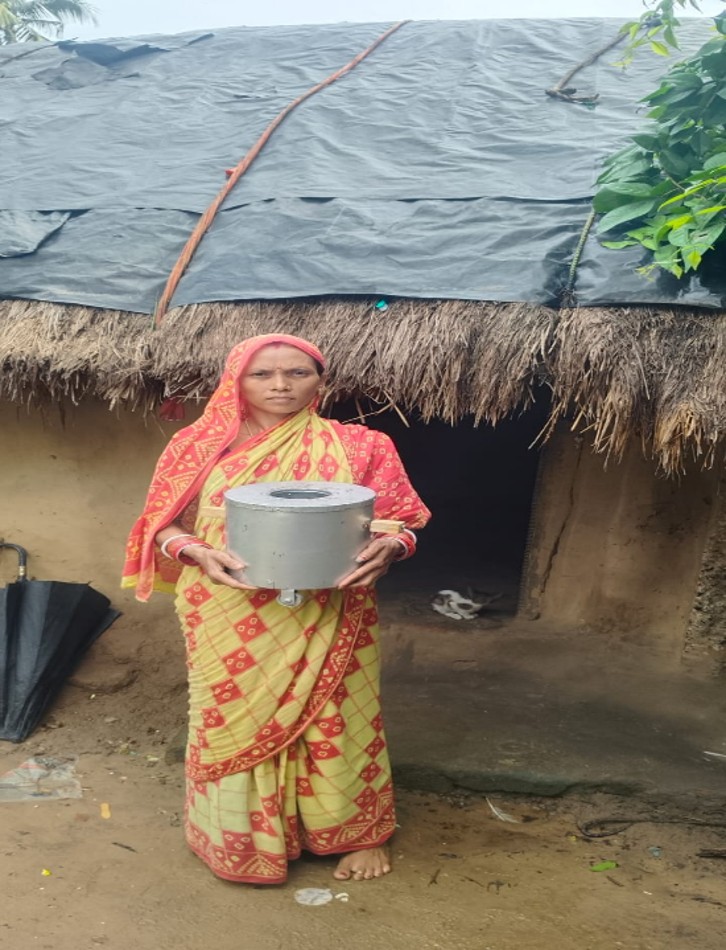 IGSSS's tweet photo. For Mina Behera, cooking has changed.

A smokeless stove from IGSSS has transformed her kitchen—less smoke, less firewood, and a healthier, safer cooking environment.

A small change. A healthier life. 🌱

#IGSSS #CleanCooking #CommunityImpact https://t.co/dgXGgCN1l6