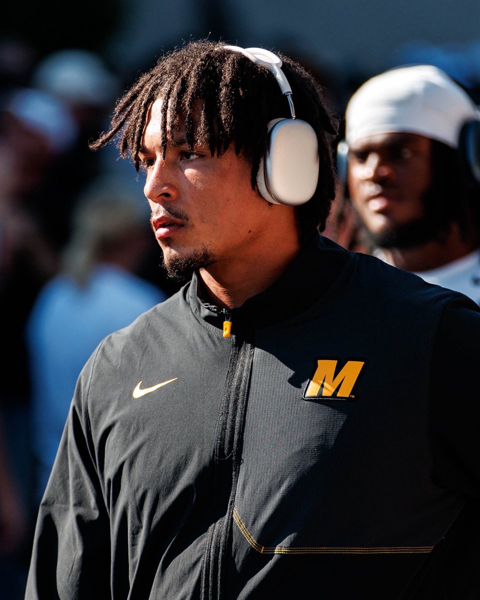 MikeVernonn's tweet photo. NEW:

Questions are surfacing among Mizzou’s African American players after watching the MU fanbase defend Quantrill and the Confederacy as Missouri prepares to line up against Kansas in the Border War. https://t.co/JwommGP2IP