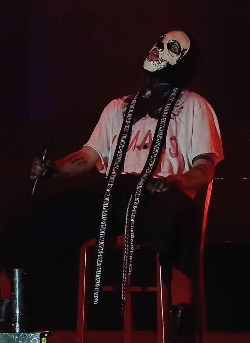 juanathema's tweet photo. that fucking chair https://t.co/L3P0zygyan