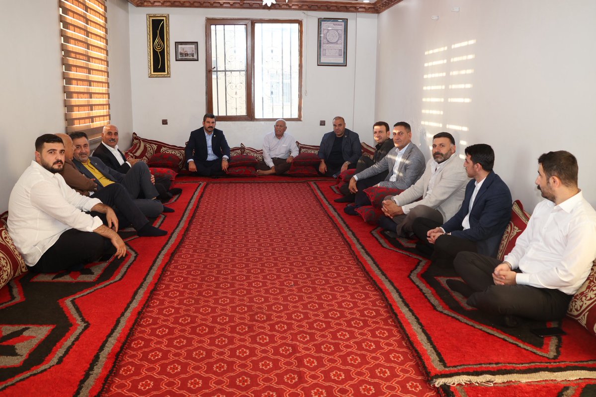 ibrahimeyyupogl's tweet photo. 📌 Haliliye İlçemizin Umut Mahallesinde kıymetli büyüğümüz Şeyh İsmail Demir’i ziyaret ederek hayır dualarını aldık, güzel bir sohbet gerçekleştirdik.

Büyüklerimizin tecrübesi, duası ve gönül sıcaklığı bizler için her zaman çok kıymetli. Rabbim kendilerine sağlık, sıhhat ve afiyet versin; başımızdan eksik etmesin.

@RTErdogan @Akparti @abuyukgumus @farukaytek @hakanaksu058 @bybekirbozdag