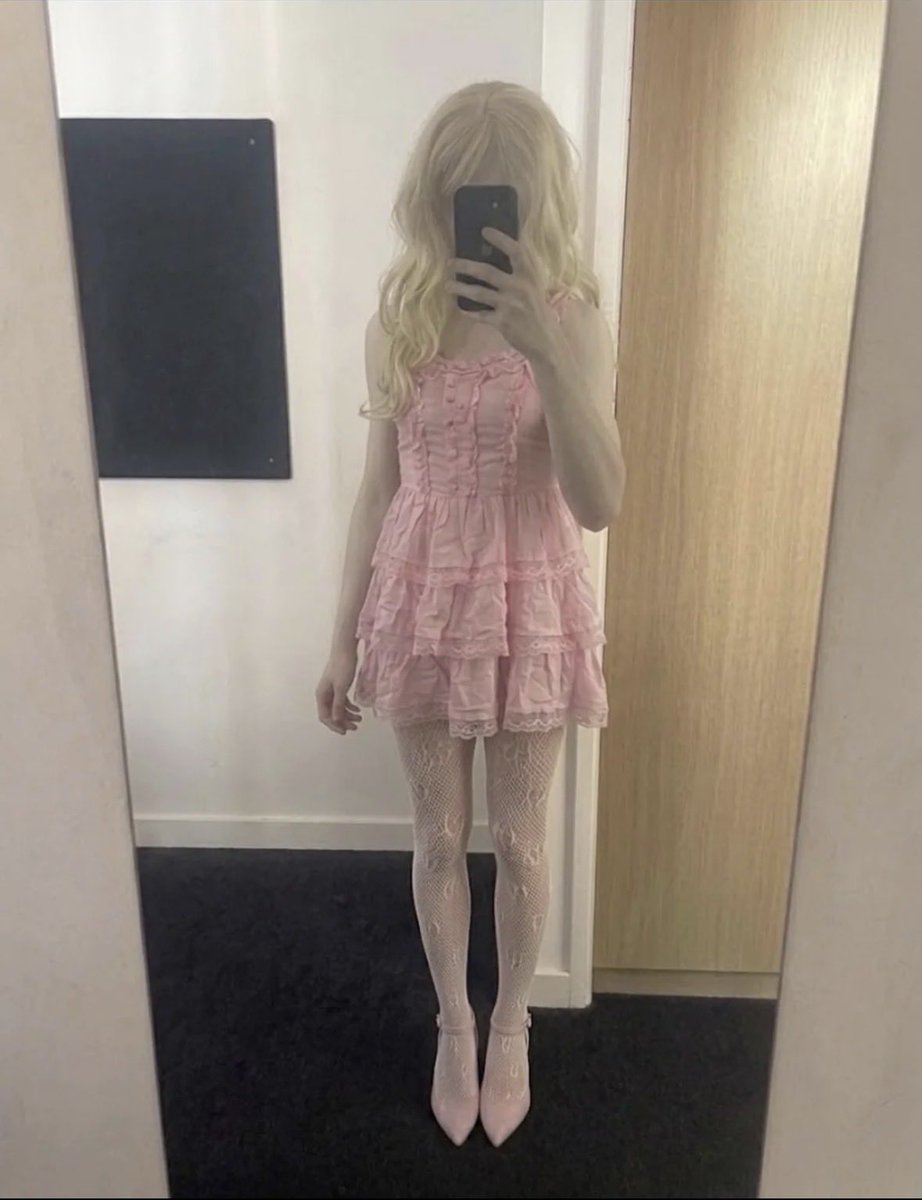 Ameliecd5's tweet photo. Just a guy in pink, how do I look? #crossdresser #tights #sissy #femboy #alsace #strasbourg https://t.co/LvI0O4toKd