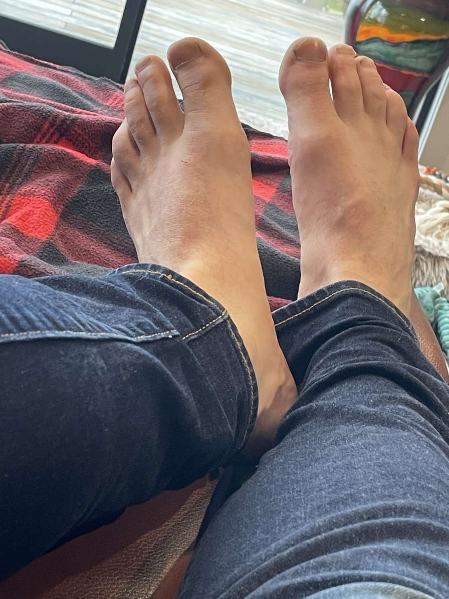 NZDom92's tweet photo. Jeans are always better barefoot. 

#feetِ #soles #footfetish #gayfeet #footslave #feetworshi̇p https://t.co/nlevbGTPLW