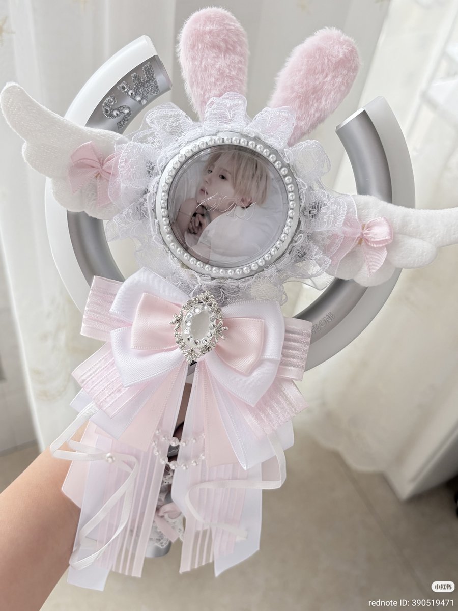 xinlongveins's tweet photo. I'm so obsessed with our drivebong she's sooo so pretty 💔 i have no chance to meet ald1 but i think I'm getting the lightstick soon https://t.co/JtbOkC86Z1