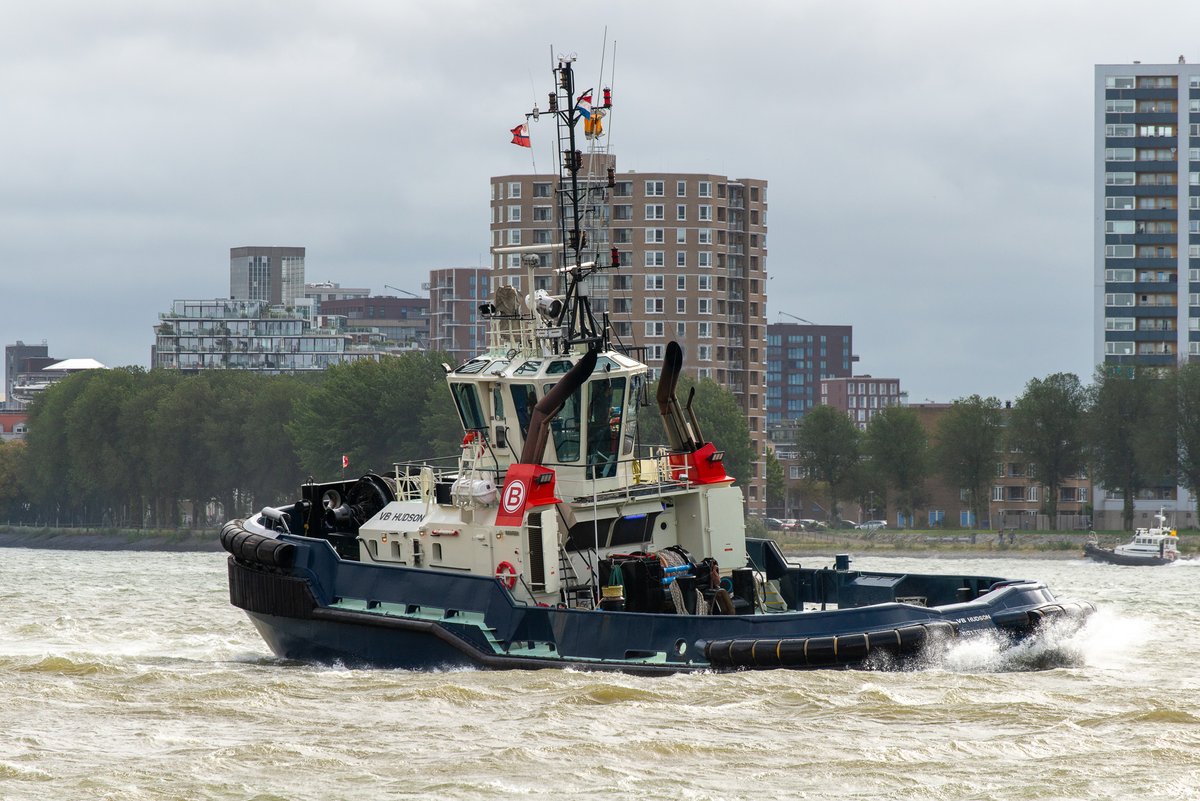 Scheepskijker's tweet photo. Mighty tugboat VB Hudson on the job at he big port of Rotterdam.

#scheepskijker_havenfotografie #Tugboat #rotterdam #portofrotterdam #010byday https://t.co/hCrtHMaqBe