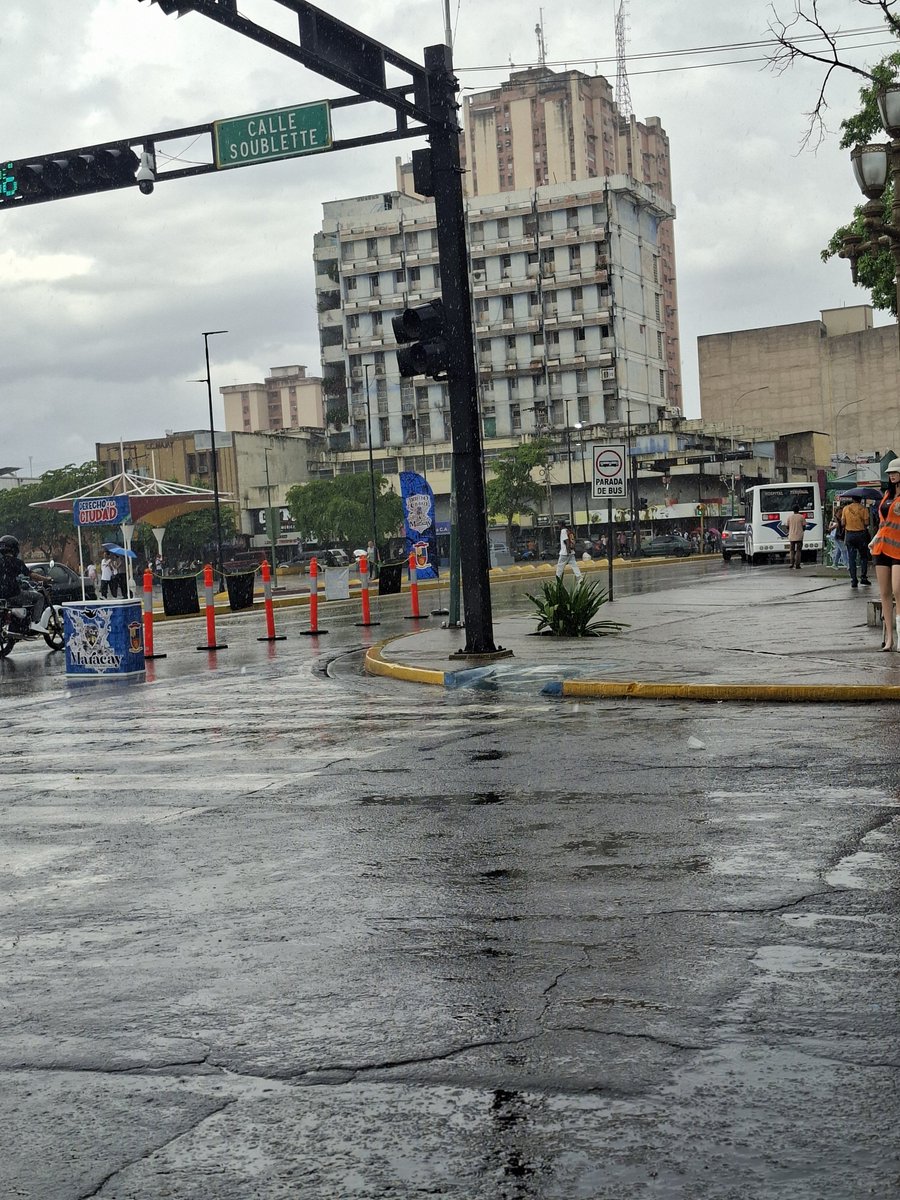 adriainer's tweet photo. Y como no enfermarse con estos climas tan locos, después de un sol inclemente ahora llueve https://t.co/f0jvSDlVyh