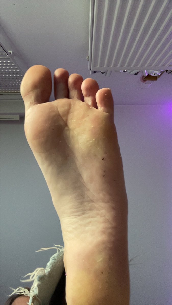 ReineYna_59's tweet photo. Se soir virtuel venez dm bande de sale chiens 😝🐕 #footfetish #domina #domination #femdom https://t.co/y5JReZVPOy