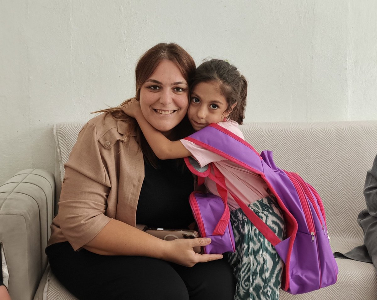 avyaseminkaraca's tweet photo. 📍 Mevlana Mah. | Okula Merhaba

Okula Merhaba Programımız kapsamında, Emine Acat ve kızı Berfin Acat’ı Mevlana Mahallesi’ndeki evlerinde ziyaret ettik.

Yeni eğitim-öğretim yılı öncesinde Berfin’imize kırtasiye malzemeleri, okul çantası ve okul forması hediye ederek eğitim yolculuğuna küçük bir katkı sunduk. 🎒📚

Her çocuğumuzun okula umutla ve mutlulukla başlaması için gönüllere dokunmaya devam ediyoruz. ❤️

@tugbaisikercan 
@fmfedaioglu 
@FatmaSahin 
@avdilanensari 
@ismailguler027 
@umutymz