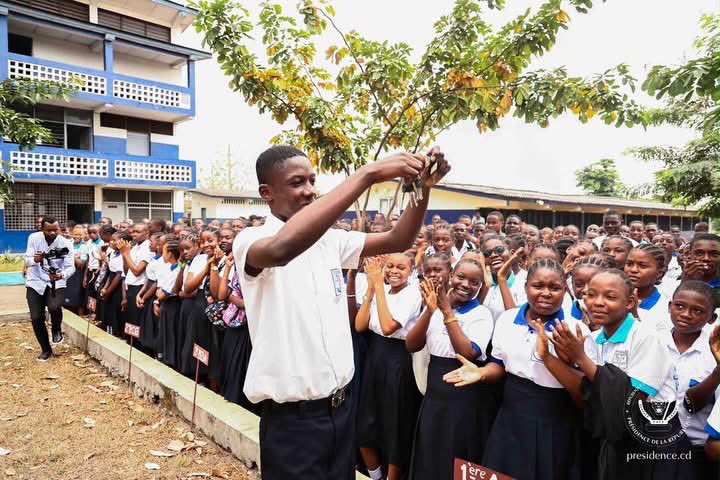 VraicongolaisCD's tweet photo. Moins d’une semaine après la visite de son excellence @fatshi13 le collège #Bonsomi a reçu ce mercredi deux bus scolaires de 71places.
Dans la foulée, les travaux de la boucle Zénith, longue de 830 mètres, ont démarré avec la réfection de la route, le drainage et l’éclairage public
Protégeons @FelixUdps ❤️
@Presidence_RDC