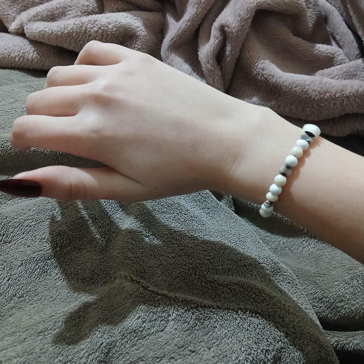 ksund0lls's tweet photo. Quería sacar una foto de mi pulsera y m di cuenta de la sombra W TENGO MIEDO Q ES ESO 😰😰😰😰 https://t.co/8rUPRx5461
